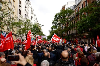 Cientos de simpatizantes escuchan el discurso de la vicepresidenta primera y ministra de Hacienda y número dos del PSOE, María Jesús Montero, en la calle de Ferraz. 
