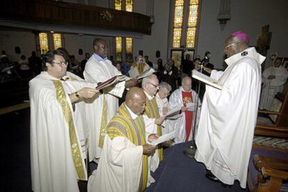 Milingo (derecha), durante la ceremonia del pasado 24 de septiembre oficiada en Washington en la que ordenó obispos a cuatro sacerdotes casados.