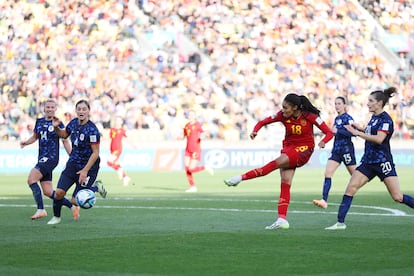 Salma Paralluelo, de la selección de España, anota el segundo gol.