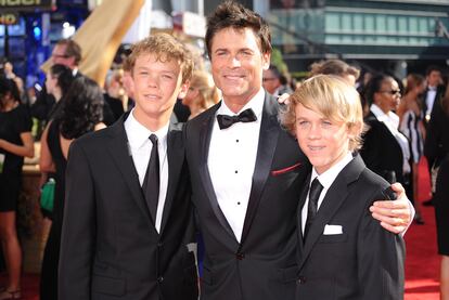 El actor Rob Lowe con sus hijos Matthew Edward Lowe y John Owen Lowe en los premios Emmy de 2009, celebrados en Los Ángeles.