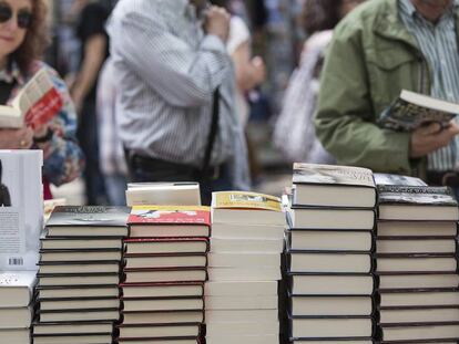 Libros expuestos durante Sant Jordi, el año pasado.