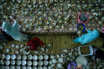 Tres mujeres preparan comida, en el primer día de Ramadán, en Java (Indonesia).