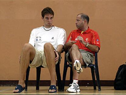 Gasol y Javier Imbroda, el seleccionador, intercambian impresiones durante la concentración malagueña.