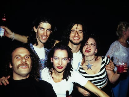 Dave Gahan, de Depeche Mode, posa en un club neoyorquino con admiradores en 1993, el año en que grabaron 'Songs of Faith and Devotion' en Madrid.