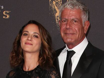 Anthony Bourdain y Asia Argento en una entrega de premiso en septiembre de 2017.