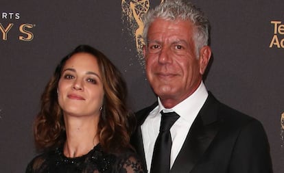 Anthony Bourdain y Asia Argento en una entrega de premiso en septiembre de 2017.