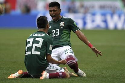 Hirving Lozano, de espaldas, celebra su gol a Alemania con Jesús Gallardo.