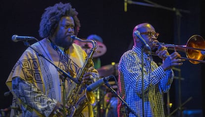 Kamasi Washington (izquierda), durante su actuación en la Sala Barts de Barcelona.