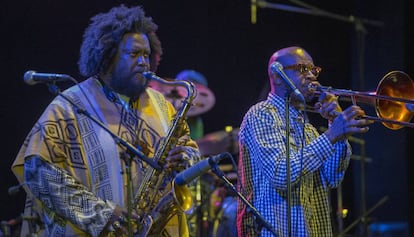 Kamasi Washington (izquierda), durante su actuaci&oacute;n en la Sala Barts de Barcelona.