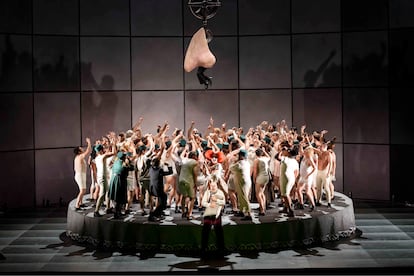 Martin Winkler (Platón Kovaliov), en el centro, al final de la séptima escena del tercer acto de 'La nariz' en la producción de Barrie Kosky que podrá verse en el Teatro Real de Madrid.