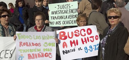 Protesta en los juzgados de Málaga por los bebés robados.