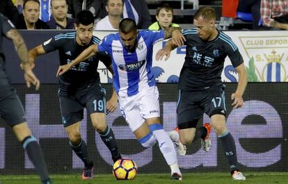 Zurutuza trata de robar la pelota a un rival.