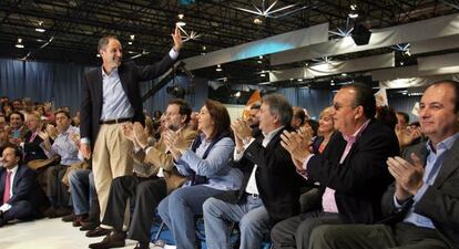 Francisco Camps y Mariano Rajoy, entre otros, en un mitin del PP en Paterna en mayo de 2007. Sentado a la izquierda, Álvaro Pérez, El Bigotes.
