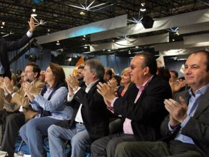 Francisco Camps y Mariano Rajoy, entre otros, en un mitin del PP en Paterna en mayo de 2007. Sentado a la izquierda, &Aacute;lvaro P&eacute;rez, El Bigotes. 