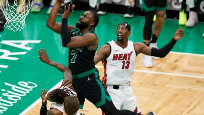 El jugador de los Celtics de Boston Jaylen Brown entra a canasta en el partido contra Miami Heat de este miércoles.