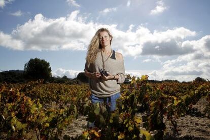 Isabel Galindo, en&oacute;loga de Las Moradas en los vi&ntilde;edos de la bodega madrile&ntilde;a.