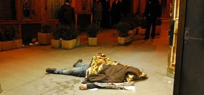 El cuerpo de un fallecido en el tiroteo de la discoteca Heaven de Madrid.