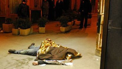 El cuerpo de un fallecido en el tiroteo de la discoteca Heaven de Madrid.