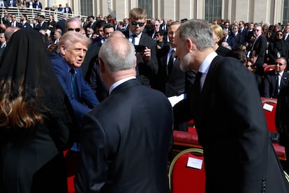El rey Felipe saluda al presidente de Estados Unidos Donald Trump.