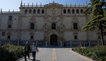 La fachada restaurada de la universidad de Alcalá de Henares.