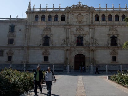 La fachada restaurada de la universidad de Alcalá de Henares. 