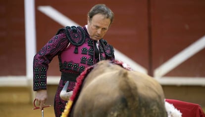 El diestro Pepe Luis Vázquez da un pase de muleta en su reaparición durante la corrida de la Feria del Milagro.