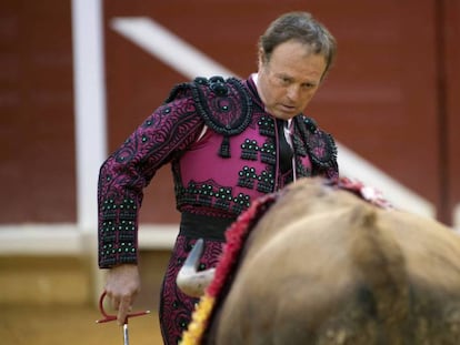 El diestro Pepe Luis V&aacute;zquez da un pase de muleta en su reaparici&oacute;n durante la corrida de la Feria del Milagro.