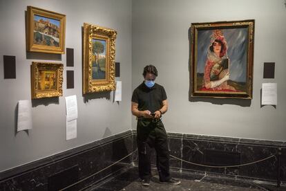 Al fondo a la derecha, al lado de varios cuadros de paisajes, 'Una manola', de Ignacio Zuloaga y Zabaleta.
