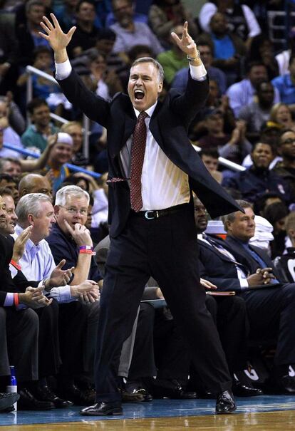 Mike D'Antoni protesta desde el banquillo de los Lakers durante el partido ante los Hornets.