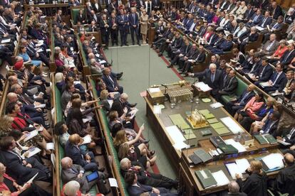 En esta foto entregada por la Cámara de los Comunes, el primer ministro de Gran Bretaña, Boris Johnson, centro derecha, hace gestos durante las  preguntas del primer ministro, en la Cámara de los Comunes en Londres,
