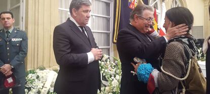 Patricia Ram&iacute;rez, madre de Gabriel Cruz, saluda al ministro del Interior, Juan Ignacio Zoido.