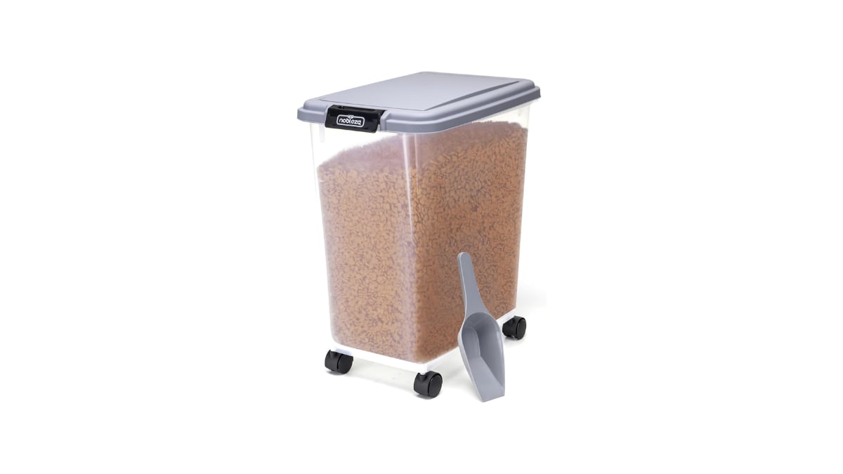 Un contenedor de 40 litros para guardar el pienso.