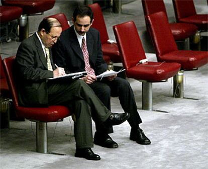 El embajador iraquí ante la ONU (izquierda) consulta sus notas con un ayudante ayer en el Consejo de Seguridad.