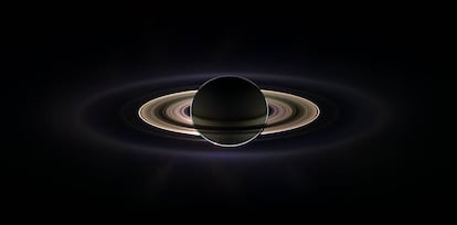 Con el gigante Saturno suspendido en la oscuridad y protegiendo a 'Cassini' del cegador resplandor solar, la astronave vio los anillos como nunca antes.