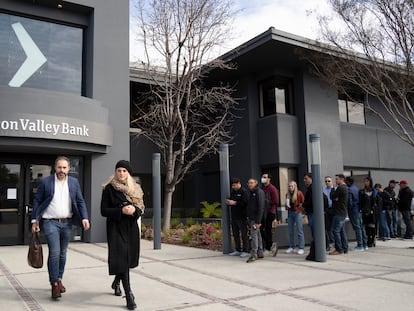 Varias personas hacen cola frente a una sede del banco Silicon Valley, el 13 de marzo en Santa Clara (California).