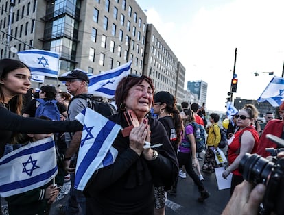 Una mujer llora durante la marcha.
