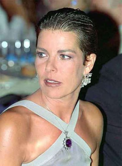 Carolina de Mónaco, vestida de gala en el baile de la Cruz Roja de 1997.