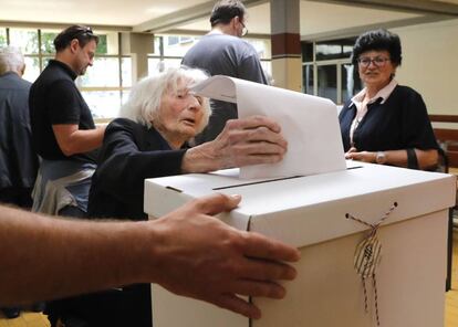 Una anciana ejerce su derecho al voto en Zagreb (Croacia).