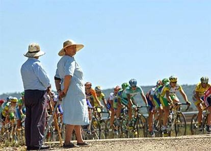 Una pareja observa el paso del pelotón durante la 11ª etapa, disputada entre Utiel y Cuenca.