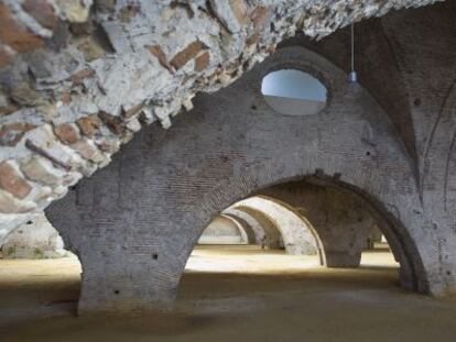 Arcadas en el interior de las Atarazanas, en Sevilla.