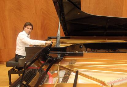 El afinador Asier Urkijo trabaja con uno de los pianos que se utilizarán en el festival Musika-Música.