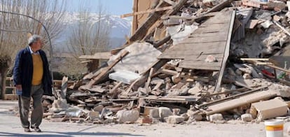 Un hombre contempla los escombros de su vivienda en Tempera, en la región de L'Aquila (Italia)