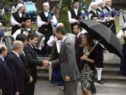Don Felipe y doña Letizia, a su llegada al hotel Reconquista.