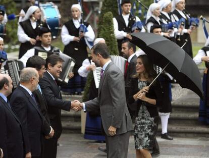 Don Felipe y do&ntilde;a Letizia, a su llegada al hotel Reconquista.