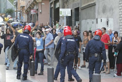 Numerosas personas se manifiestan contra el derribo del 'gaztetxe' Kukutza, en el barrio de Rekalde (Bilbao).
