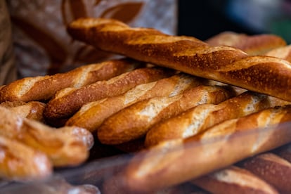 Baguettes recién hechas, en un obrador francés.