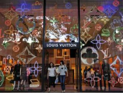 Dos clientas salen de la tienda que la firma Louis Vuitton. EFE/Archivo