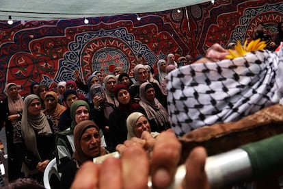 Entierro del palestino-estadounidenses Sayfollah Musallet, de 23 años, y el palestino Mohamed Shalabi, de 20 durante su funeral en Al Mazraa Al Sharqiya, este domingo