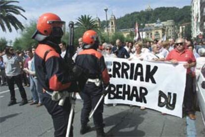 Cabeza de la manifestación tolerada por la Consejería de Interior el pasado domingo en San Sebastián. PLANO MEDIO - ESCENA