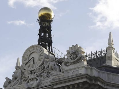 Reloj en la fachada de la sede del Banco de España. EFE/Kiko Huesca/Archivo